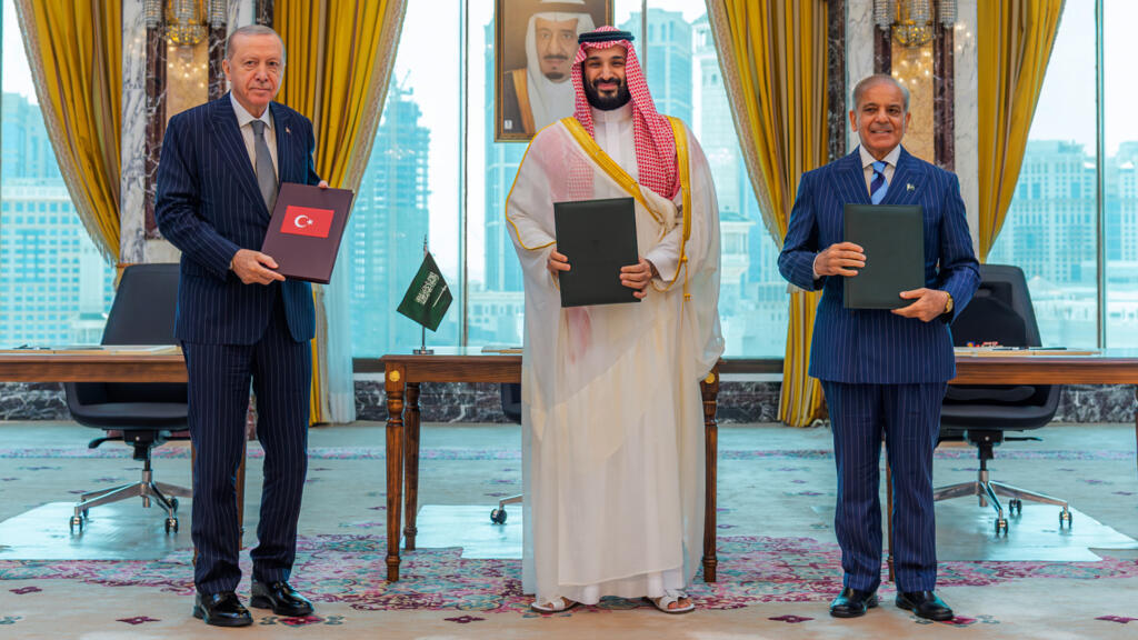 Arabia Saudita, Turquía y Pakistán firman pacto de defensa en medio de escalada en la región