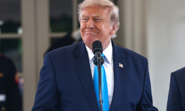 Presidente Trump dice que negocia “a medias” con Irán