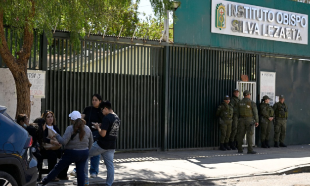 Autoridades revisarán bolsones de estudiantes ante incremento de violencia en Chile