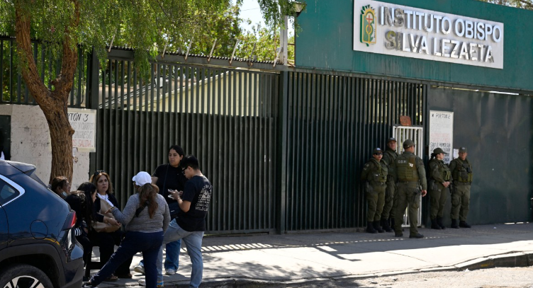 Autoridades revisarán bolsones de estudiantes ante incremento de violencia en Chile