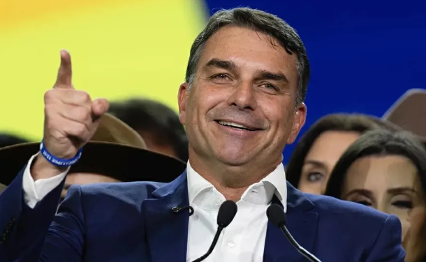 Candidato presidencial Flávio Bolsonaro propone cárceles similares a las de El Salvador