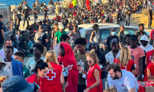 Cruz Roja ayuda a inmigrantes ilegales mientras ciudadanos exigen su expulsión en Ceuta, España