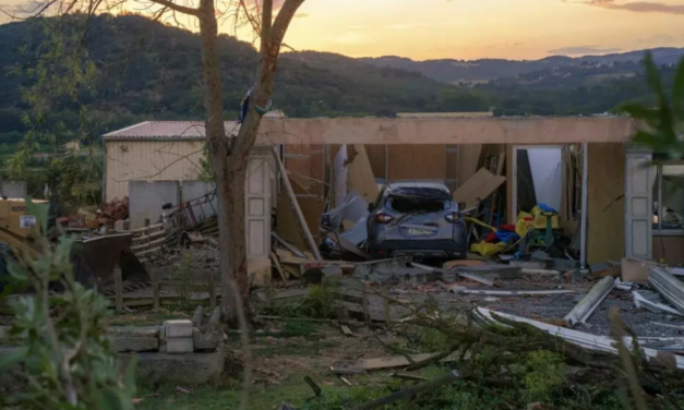 Dos heridos y miles de hogares sin suministro eléctrico tras el paso de un tornado en Francia