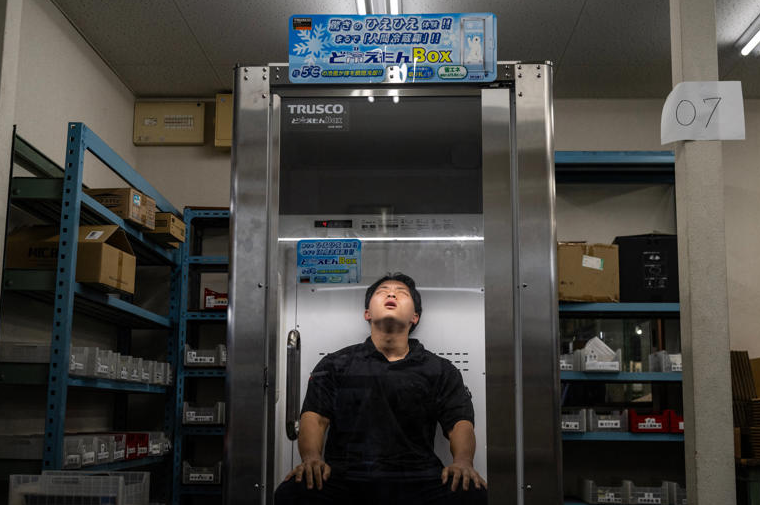 Refrigerador para humanos alivia a trabajadores durante ola de calor en Japón