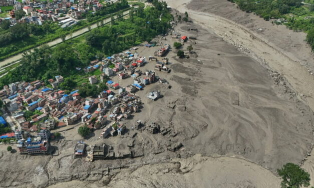 Cientos de desaparecidos y destrucción total tras inundación repentina en Nepal y China