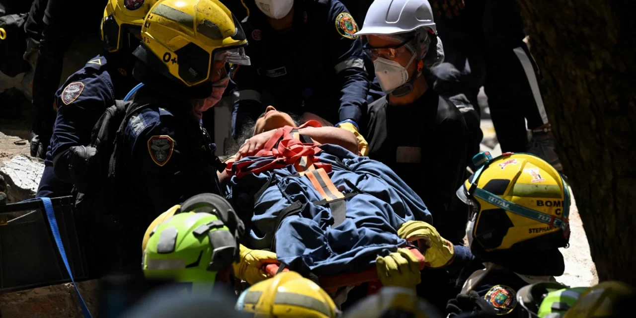 Socorristas siguen buscando a sobrevivientes del potente terremoto en Colombia