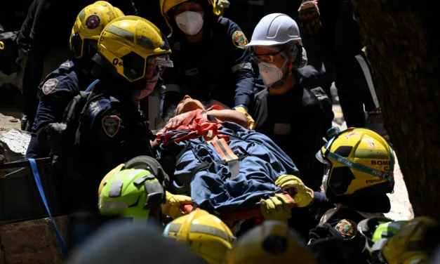 Socorristas siguen buscando a sobrevivientes del potente terremoto en Colombia
