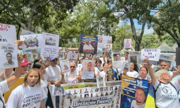 Familiares de presos políticos protestan por lento proceso de excarcelaciones en Venezuela