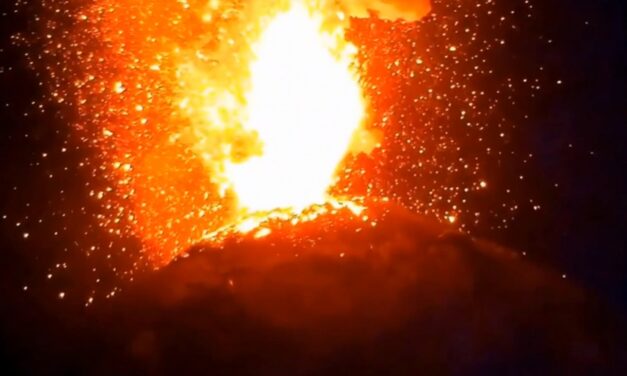 Evacuan a cientos de guatemaltecos por aumento de erupciones del volcán de Fuego