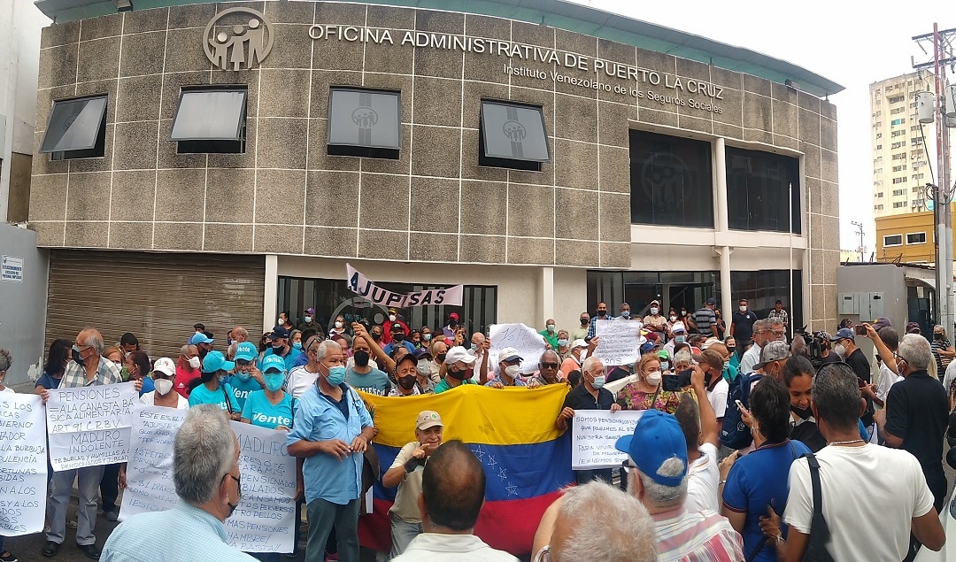 Jubilados venezolanos piden incluir sus reclamos en el diálogo político mientras Caracas y Washington abordan la agenda económica