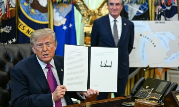 Trump firma orden ejecutiva y cambia oficialmente el nombre del lago Ontario a “Lago América” en EE. UU.