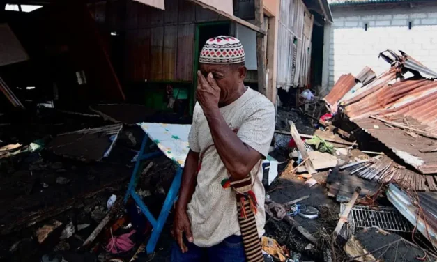 Suben a 47 los muertos tras terremoto de magnitud 7,7 en Indonesia