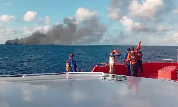 Un muerto y 172 rescatados de un incendio registrado en un ferri en Indonesia