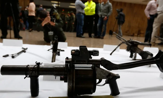 De La Espriella levanta suspensión general para portar armas en Colombia