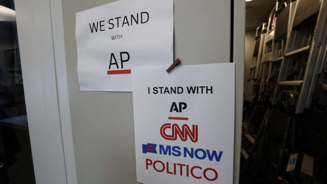 Grandes cadenas de TV de EEUU suspenden cobertura de Trump tras su veto a tres medios