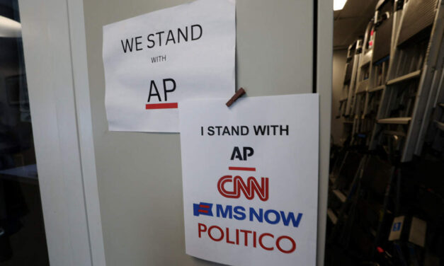 Grandes cadenas de TV de EEUU suspenden cobertura de Trump tras su veto a tres medios