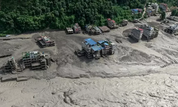 Aumenta a 1,398 el número de muertos por devastadora riada entre Nepal y China