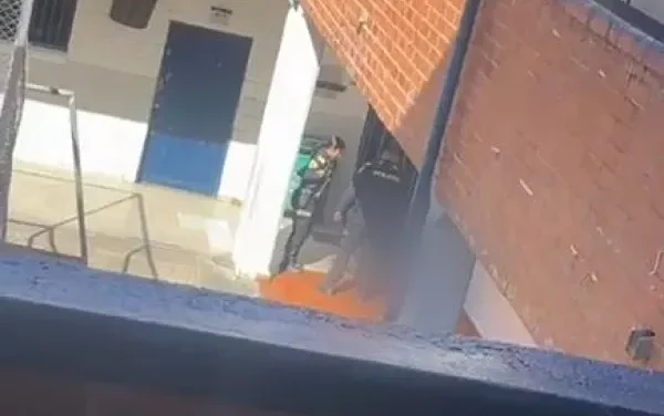 Un menor disparó en un colegio y se autolesionó en Medellín, Colombia