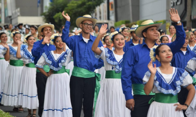 El Salvador celebró los 205 años de independencia con un colorido desfile estudiantil, militar y policial