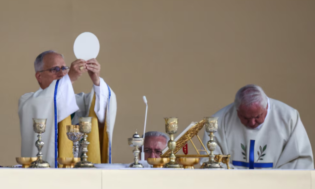El papa León XIV defiende la dignidad humana ante 700 mil fieles en París