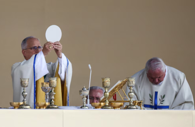 El papa León XIV defiende la dignidad humana ante 700 mil fieles en París