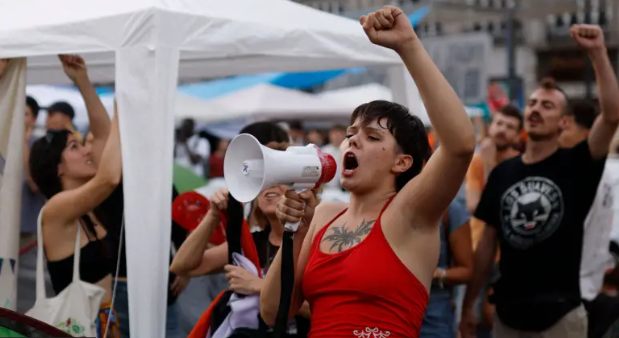 Cientos de personas protestan contra la crisis de la vivienda en Madrid, España