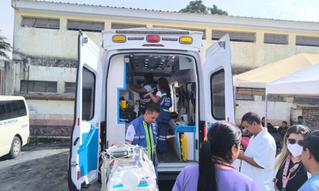 Trasladan a un bebé con problemas de salud desde Guatemala a El Salvador