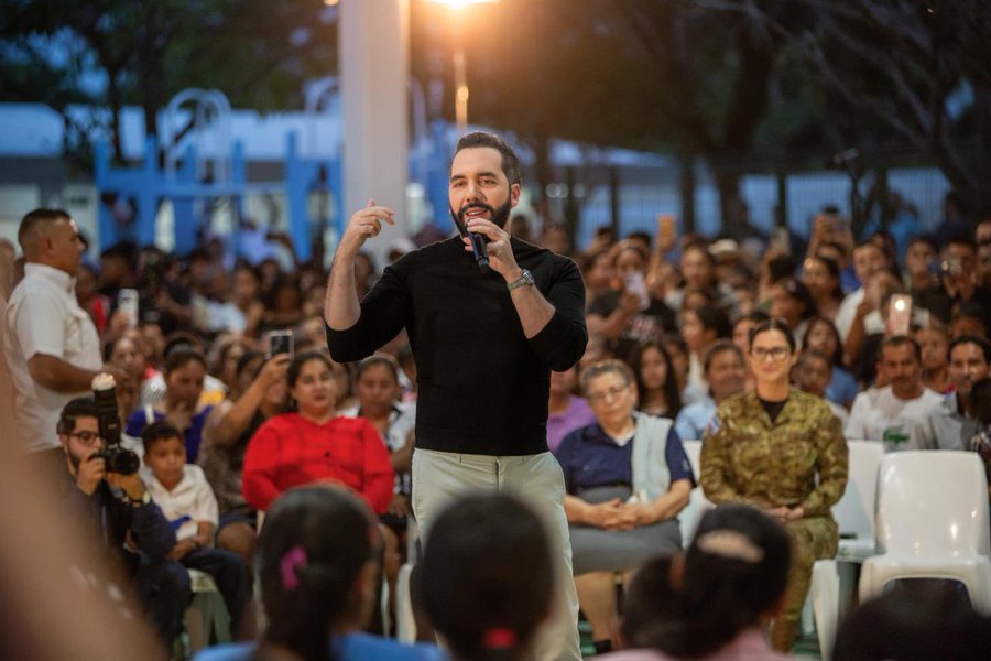 Presidente de El Salvador celebra la Independencia con inauguración de escuelas y obras en Ahuachapán