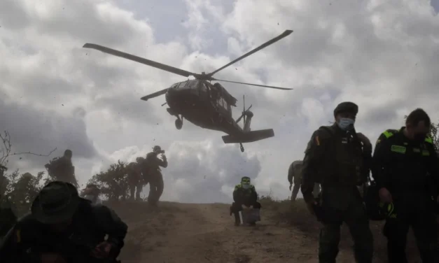 Juez de Colombia ordena suspender bombardeos en campamentos guerrilleros