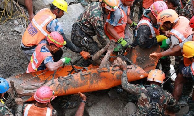Nepal rescata a dos personas de un túnel tras 10 días de la riada