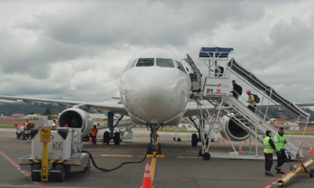 Una persona de la tercera edad murió al interior de un avión que estaba a punto de despegar en Ecuador