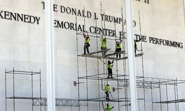 Trump afirma que Kennedy Center cerrará tras negativa judicial de incluir su nombre