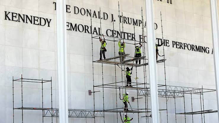 Trump afirma que Kennedy Center cerrará tras negativa judicial de incluir su nombre