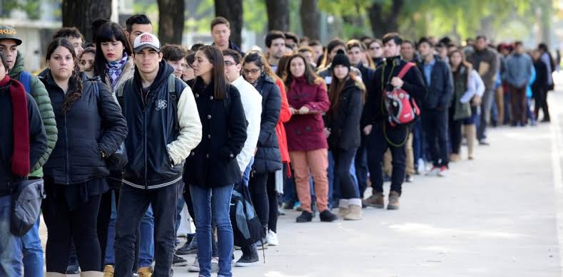 Consumo e inversión reporta nueva caída en Argentina mientras aumenta el desempleo