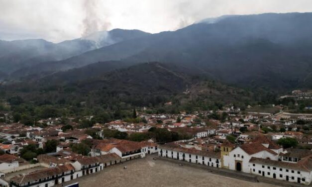 Bomberos lograron controlar en un 75% el incendio que afecto los alrededores de una joya turística de Colombia