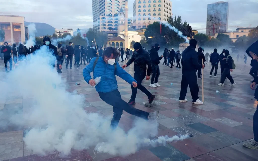 Manifestantes violentos serán multados en Albania