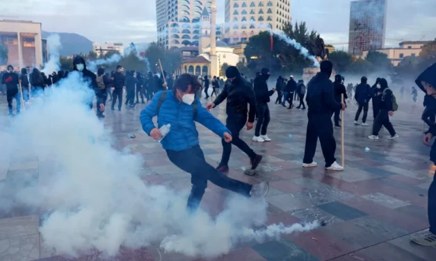 Manifestantes violentos serán multados en Albania