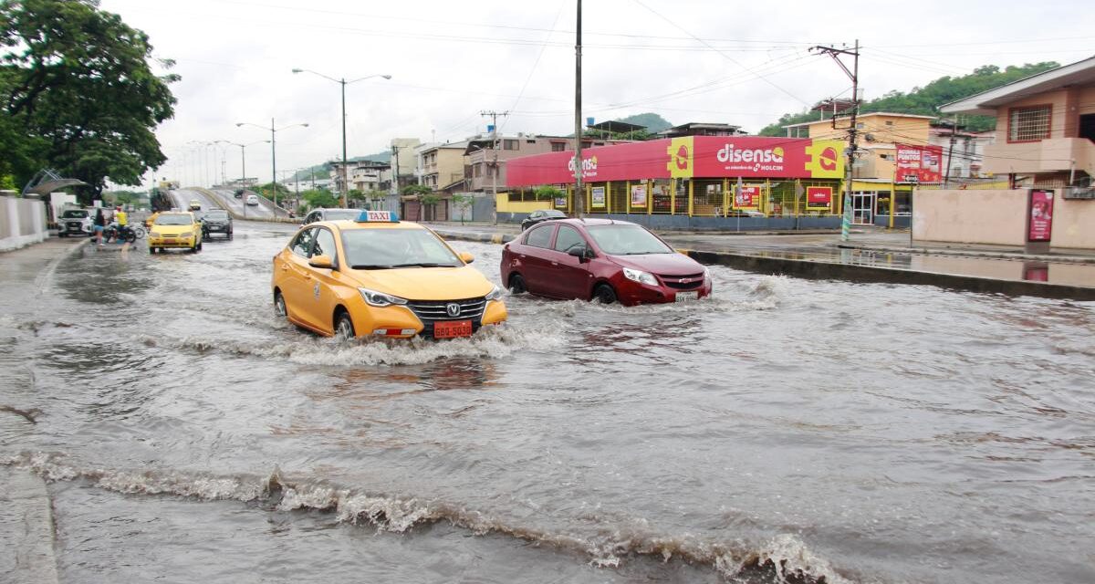 Alrededor de 30.000 afectados y tres fallecidos por lluvias en Ecuador
