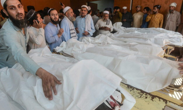 Cerca de 30 niños mueren tras desplome del techo de la escuela en Pakistán