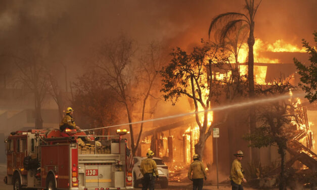 Incendio fuera de control arrasa viviendas en California y obliga a evacuar comunidades enteras