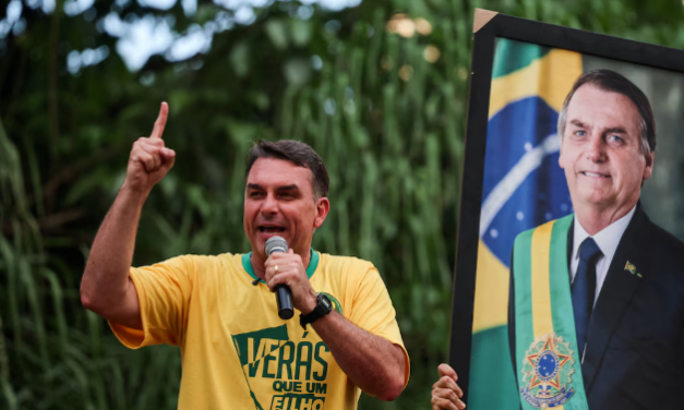 Flávio Bolsonaro quiere que su padre le coloque la banda presidencial si gana el balotaje en Brasil