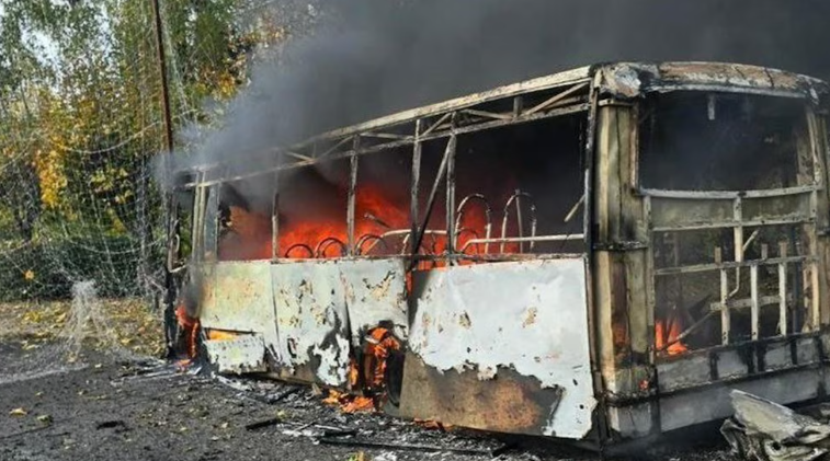 Ataque ruso contra dos autobuses de pasajeros deja 30 muertos y 18 heridos en Ucrania