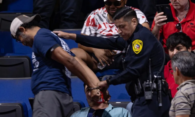 Manifestantes capturados por interrumpir mitin del presidente Donald Trump en Texas, EE. UU.