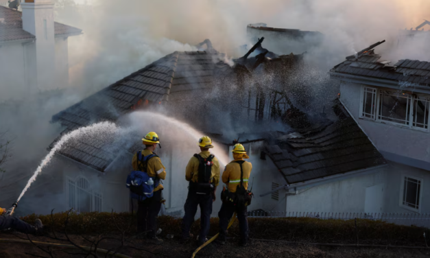 Un potente incendio forestal amenaza zonas habitadas y evacuaciones en California