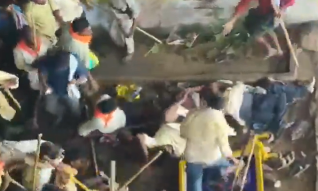 Un muerto y más de 100 heridos durante ritual con bastones en India