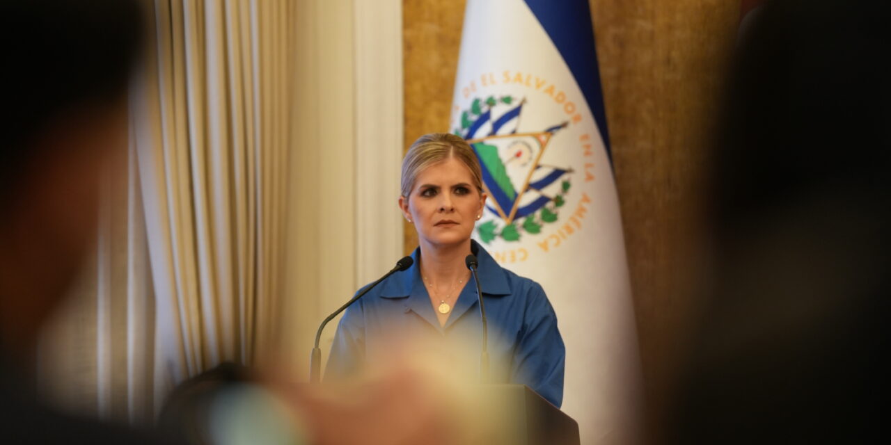 Laura Fernández busca replicar políticas de seguridad de El Salvador tras visitar el CECOT