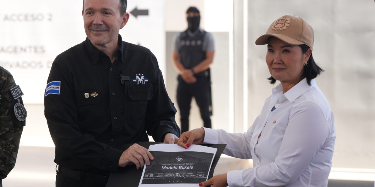 Presidenta de Perú visita el CECOT la megacárcel de El Salvador