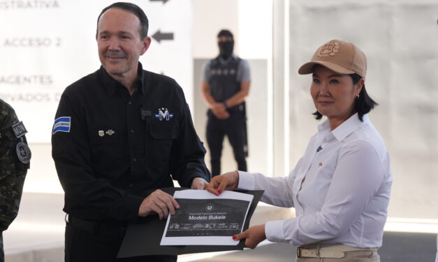 Presidenta de Perú visita el CECOT la megacárcel de El Salvador