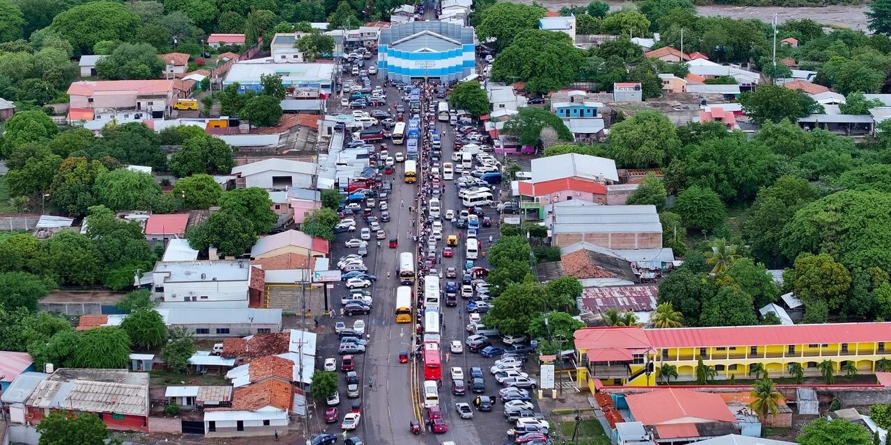 Sigue la afluencia masiva de turistas hondureños ingresando vía terrestre a El Salvador