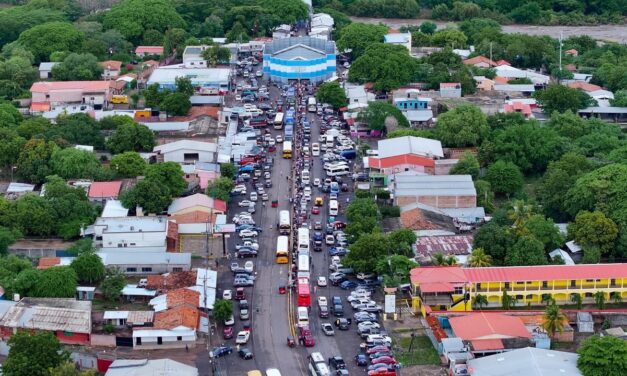 Sigue la afluencia masiva de turistas hondureños ingresando vía terrestre a El Salvador